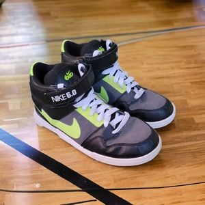 Nike 6.0 black and green SB Dunk Mogan mid Jr skate size 7Y